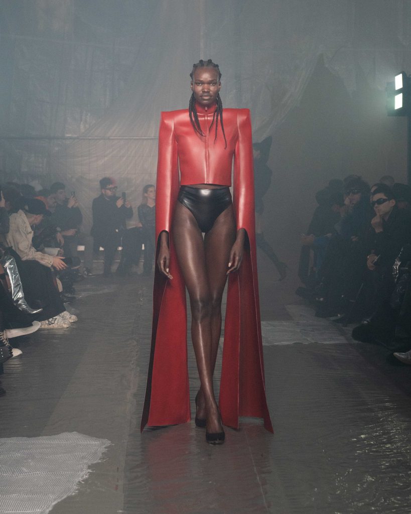 Diablo IV veste Prada (o meglio Han Kjøbenhaven) alla Milan Fashion Week